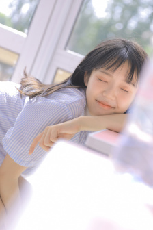 她唇之下